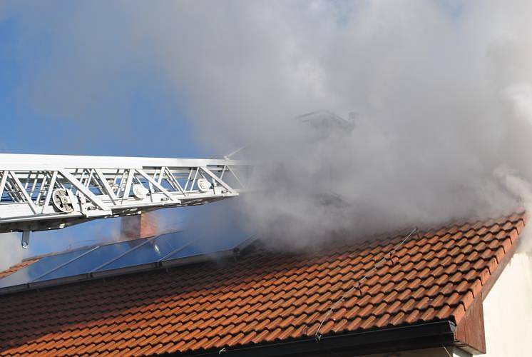 Při požáru rodinného domu v Trhové Kamenici jeden člověk zemřel, další se nadýchal jedovatých zplodin.  