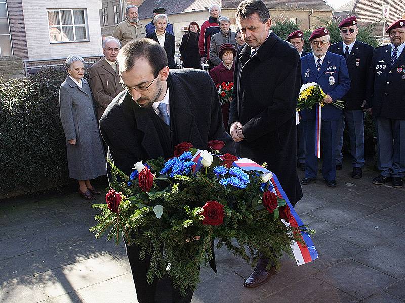 Chrudimští uctili památku Masaryka položením květin u jeho busty.