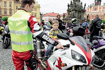 Motorkáři z Motoclubu Black Horses Chrudim spolu s Domem dětí a mládeže Chrudim uspořádali na Resselově náměstí Dětský den. 