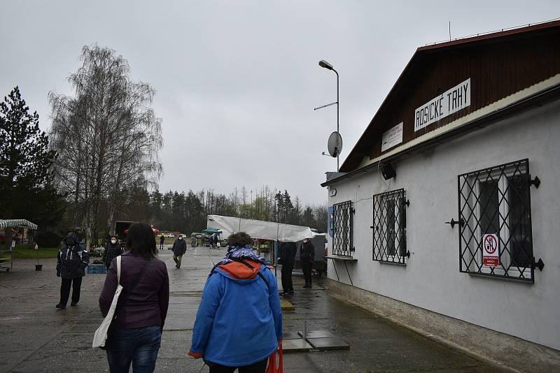 Tržnice v Rosicích u Chrasti se po dlouhé době otevřela. Trhovce i návštěvníky však odradilo špatné počasí.