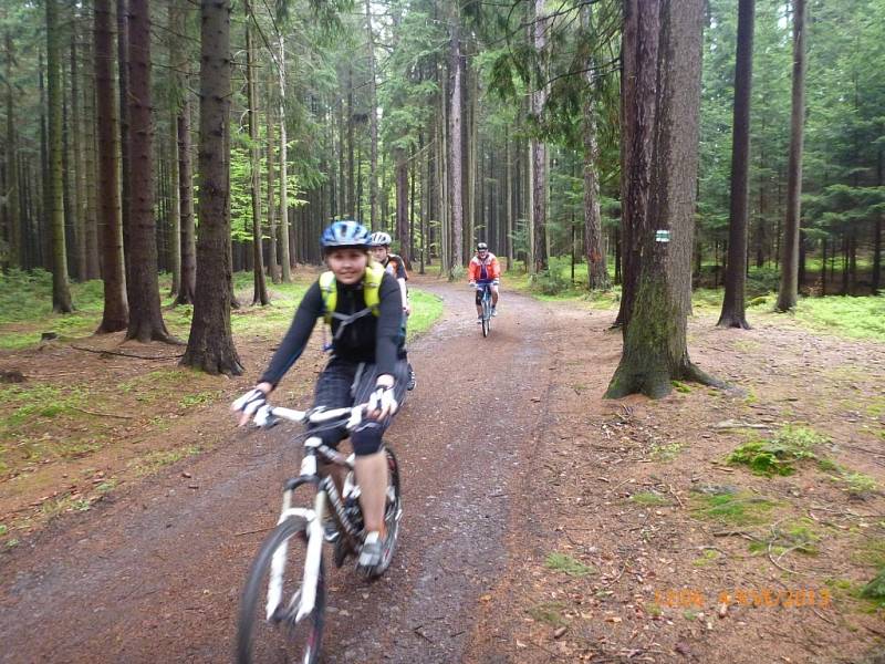 Cyklisté se během výletu podívali k prameni řeky Doubravy.