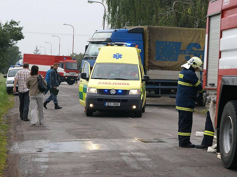 Při úniku kyseliny clorovodíkové ve Slatiňanech se jeden muž nadýchal zplodin.