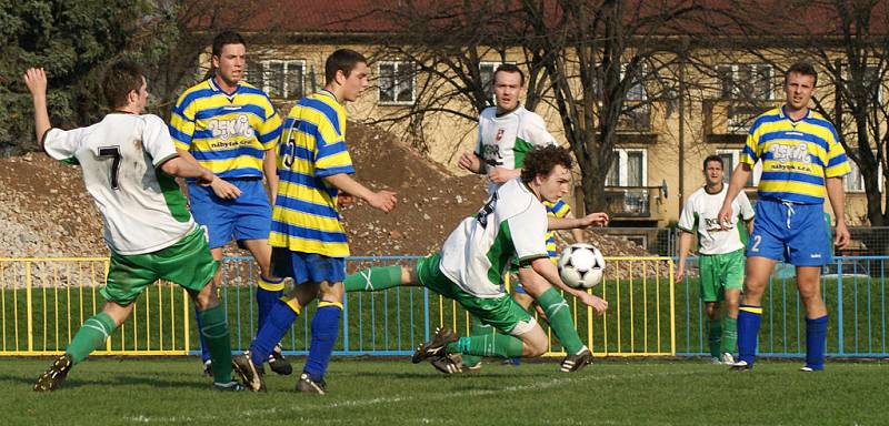 Z fotbalového derby Skuteč - Hlinsko 0:0.