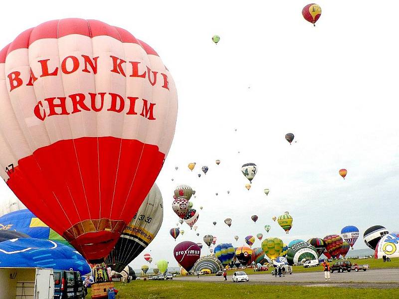 Setkání horkovzdušných a plynových balónů 11. Lorraine Mondial Air Ballons se zúčastnili i balonáři z Chrudimi.