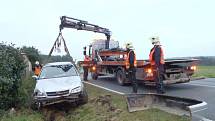 V sobotu 11. října v 15.59 hodin havaroval na silnici I/37 u obce Výsonín řidič osobního vozu Opel. Automobil zůstal zaklíněný ve stojanu billboardu.