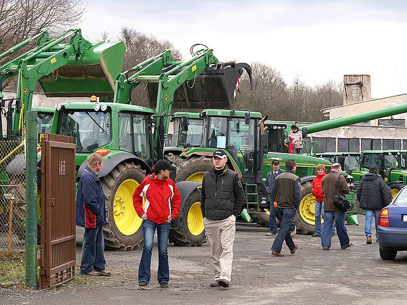 Pokus o zápis do české verze Guinessovy knihy rekordů vyšel. Sešlo se 103 traktorů.