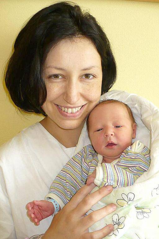 MARTIN MRÁZEK vykoukl na svět 15. června v 9:15 s váhou 3,72 kilogramu. Rodiče Lucie a Zdeněk Mrázkovi ho společně přivítali na porodním sále, doma v Chrudimi se těšila tříletá sestra Julinka.