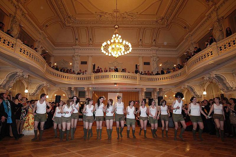 Ples Střední školy zdravotnické a sociální v Chrudimi pobavil studenty i jejich rodiče. 