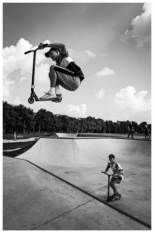 V novém chrudimském skateparku je stále živo. Černobílou hru stínů zachytil fotograf Jan Kočičák Kočí.