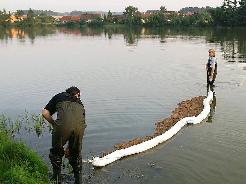 Do rybníku v Kunčí unikly ropné látky.