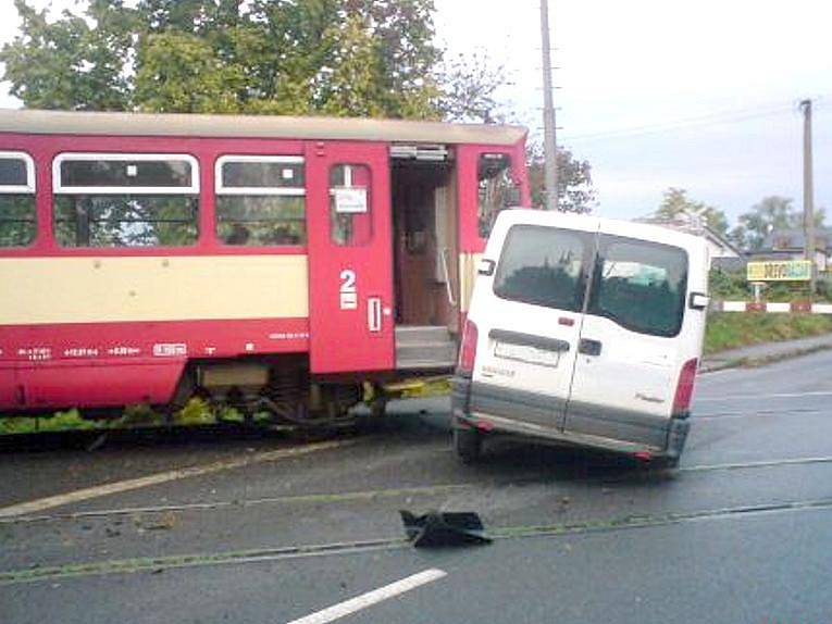 Tragická nehoda na železničním přejezdu ve Slatiňanech.