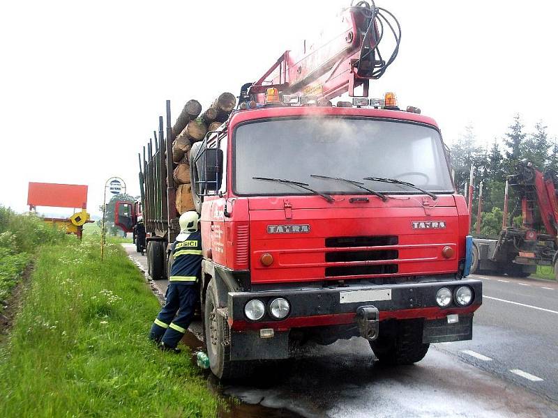 Na silnici I/34 ve směru Hlinsko-Kladno se vznítil motor u jedoucího nákladního vozu.