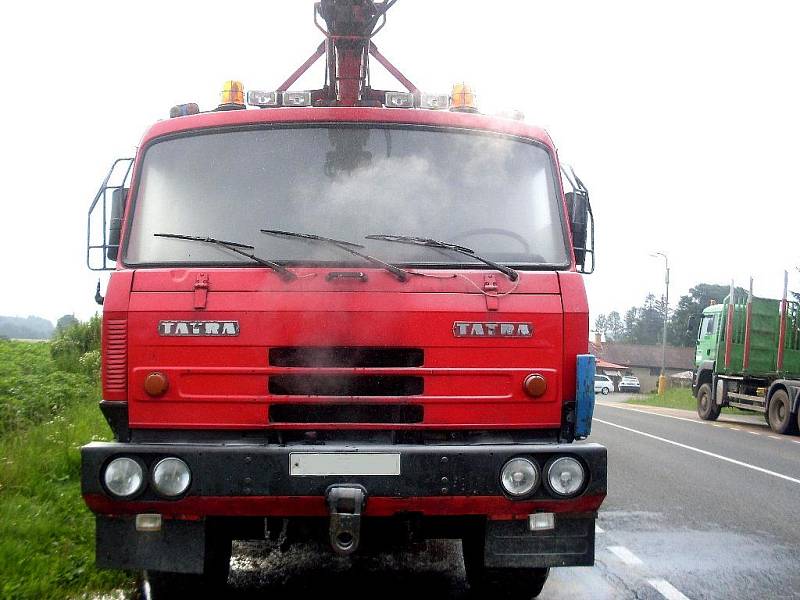 Na silnici I/34 ve směru Hlinsko-Kladno se vznítil motor u jedoucího nákladního vozu.