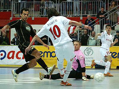 Vítězstvím 3:1 nad Antverpami vstoupili do čtvrfinále UEFA Futsal Cupu futsalisté Era-Packu Chrudim.
