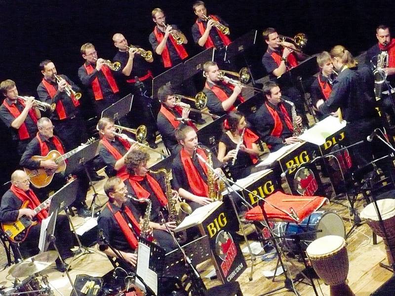 Tradiční podzimní koncert chrudimského hudebního tělesa nabídl nejen swingové melodie.