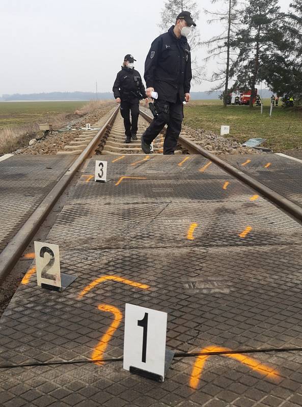 Zaječice - K tragické nehodě došlo ve čtvrtek před půl třetí hodinou v Zaječicích. Osobní vůz Škoda Octavia s dvoučlennou posádkou vjel na železniční přejezd, kde se střetl s projíždějícím vlakem. Ten vlekl vůz před sebou dlouhých dvě stě metrů