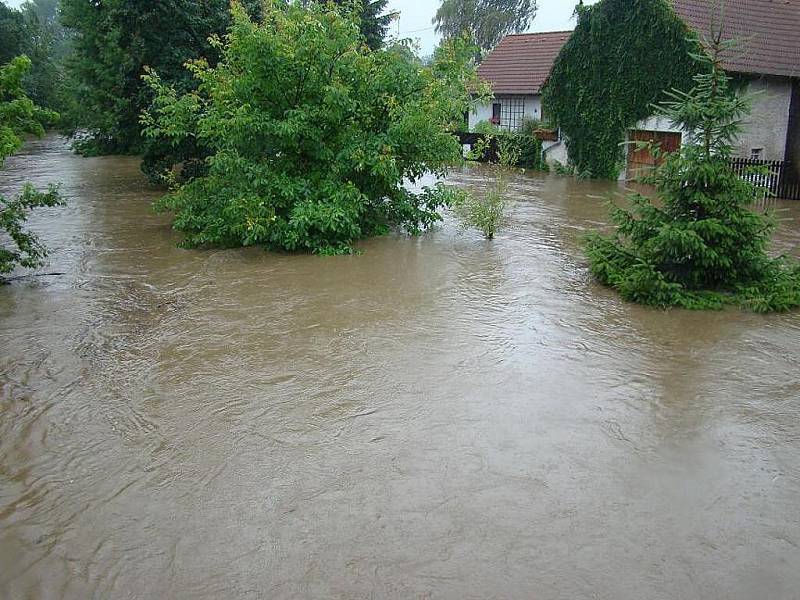 Zaplavené silnice a domy v Řestokách.