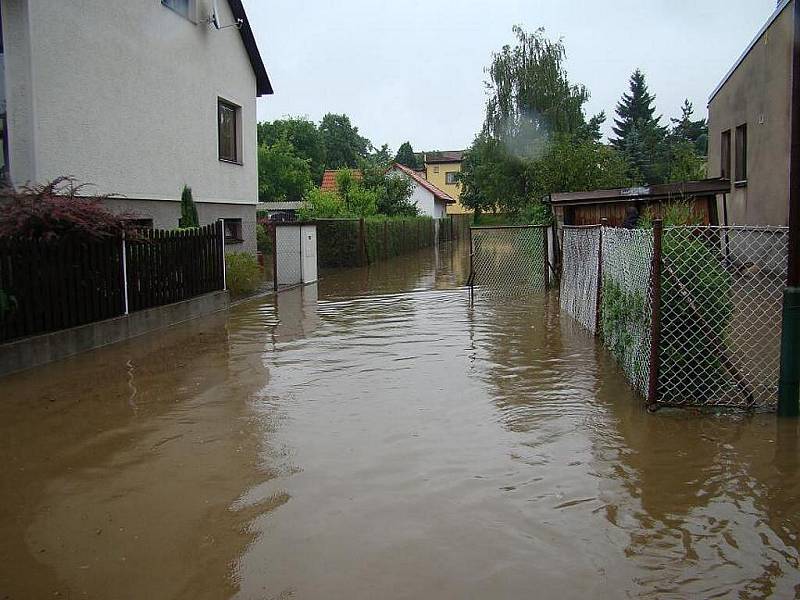 Zaplavené silnice a domy v Řestokách.