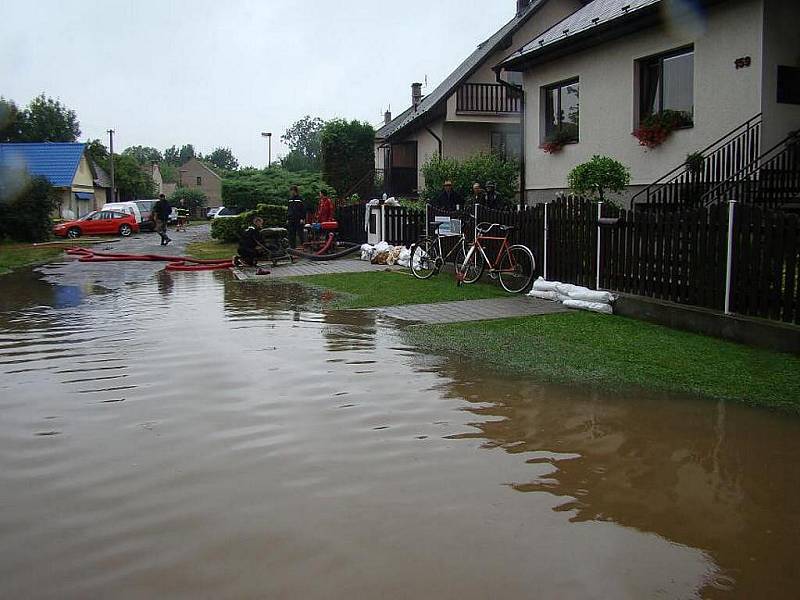 Zaplavené silnice a domy v Řestokách.