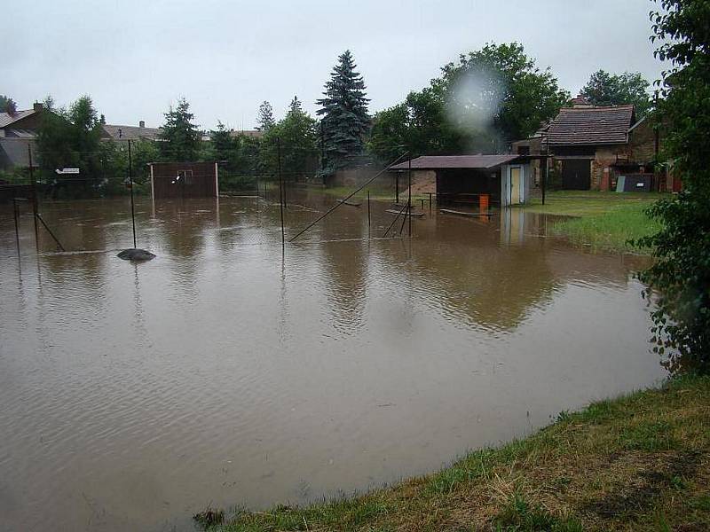 Zaplavené silnice a domy v Řestokách.