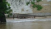 Zaplavené silnice a domy v Řestokách.