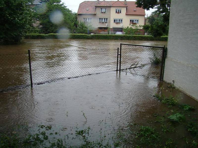 Zaplavené silnice a domy v Řestokách.