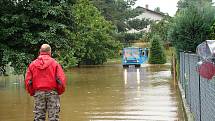 Zaplavené silnice a domy v Řestokách.