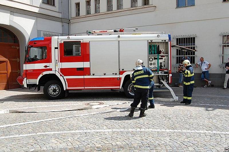 Chrudimští dobrovolní hasiči při námětovém cvičení Požár podezmních garáží.