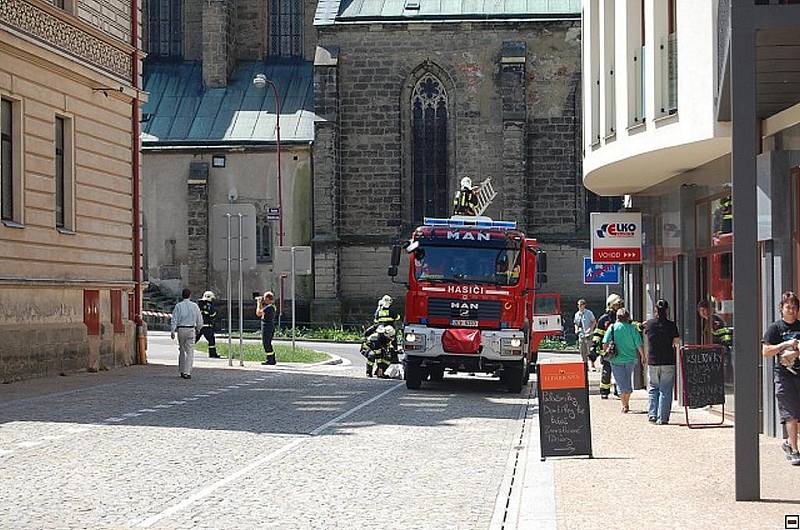 Chrudimští dobrovolní hasiči při námětovém cvičení Požár podezmních garáží.