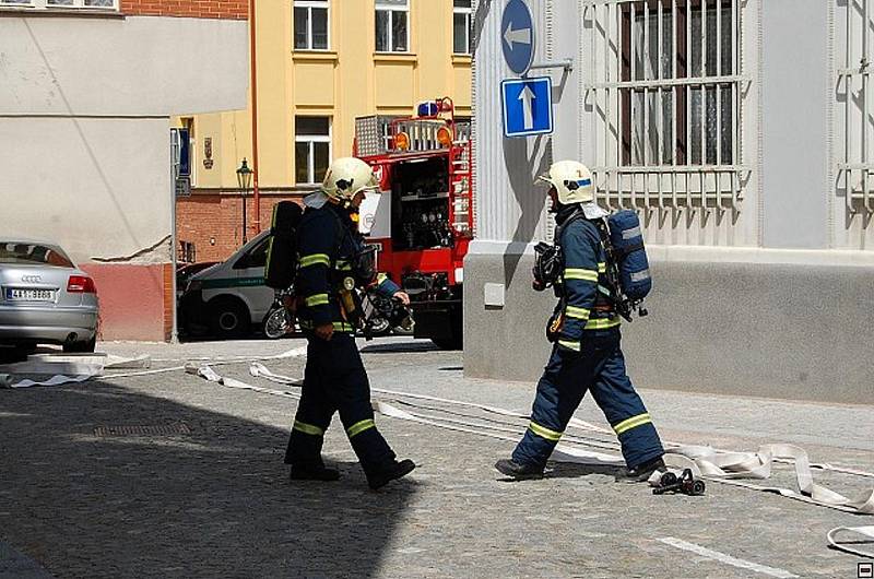 Chrudimští dobrovolní hasiči při námětovém cvičení Požár podezmních garáží.