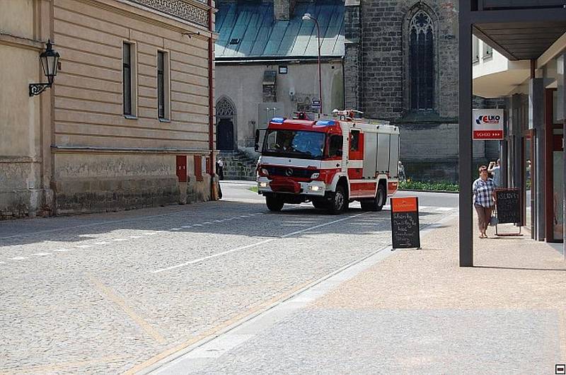 Chrudimští dobrovolní hasiči při námětovém cvičení Požár podezmních garáží.