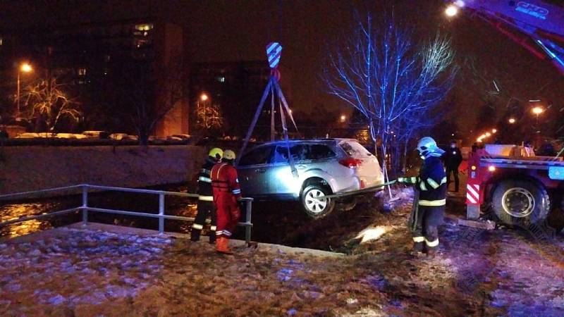 Hasiči v sobotu večer vytahovali auto z Chrudimky