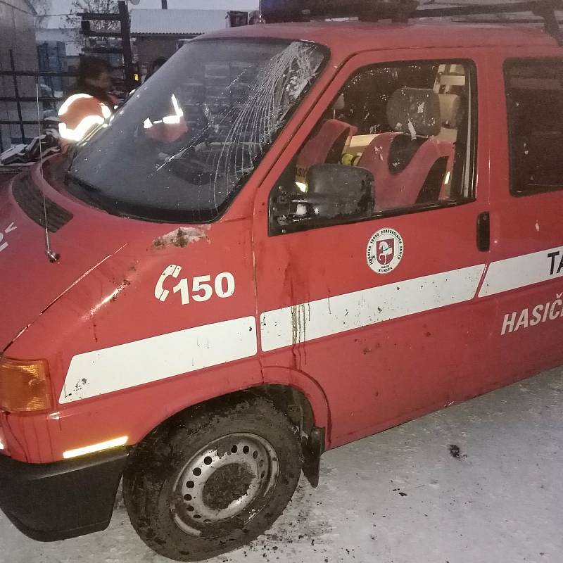 Ve čtvrtek odpoledne havarovali u Rané na Chrudimsku hasiči.