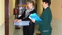 Volební komise s přenosnou urnou v Domě s pečovatelskou službou v Třemošnici