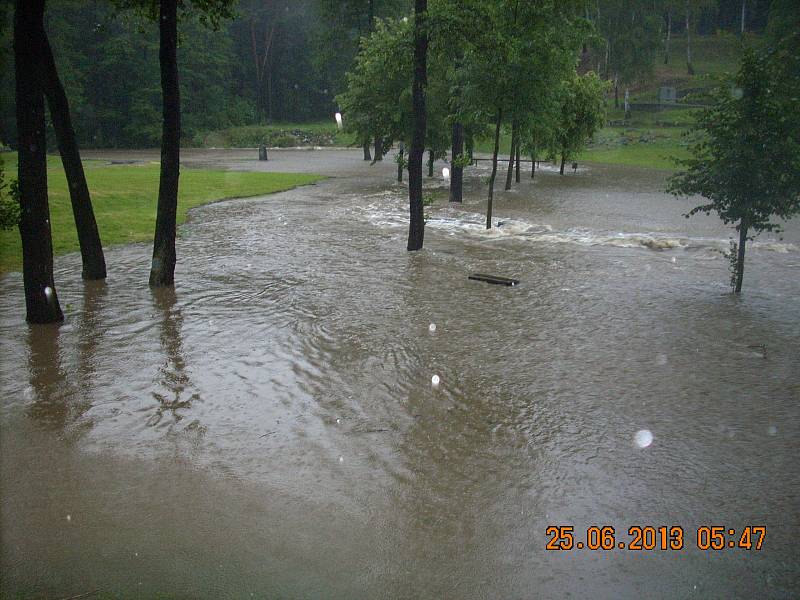 Pietní území v Ležákách zaplavila voda. 