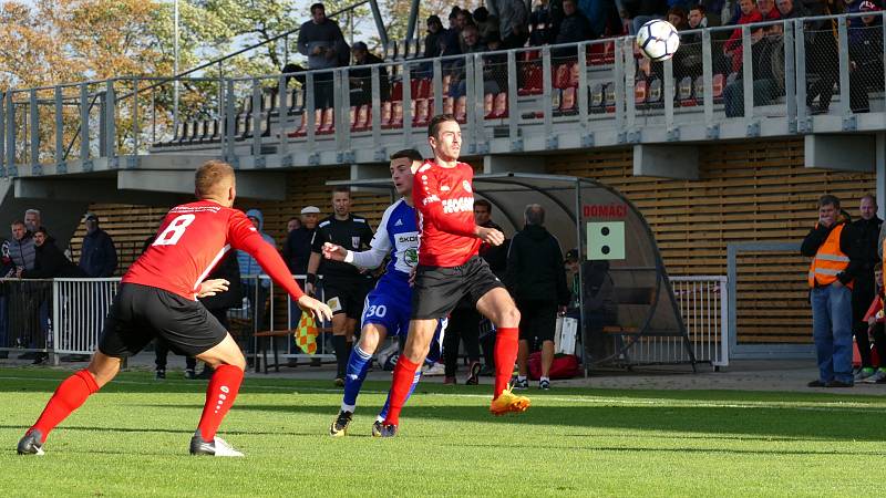 Trápil Boleslav a chystá se na Jablonec. Tomáš Dostálek (hlavičkující) věří, že Chrudim může znovu uspět.