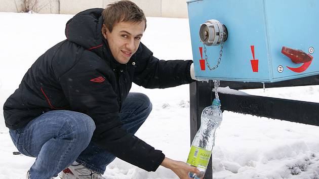 Zatímco probíhaly opravy, obyvatelé museli pro vodu do přistavené cisterny.