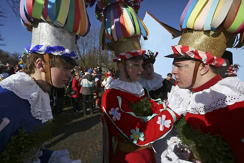 Ve skanzenu na Veselém Kopci předvedli tradiční masopustní obchůzku maškary ze Studnic u Hlinska.