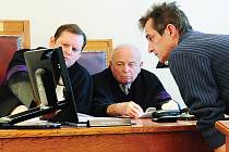 Předseda senátu René Tinz povolává obžalovaného k monitoru počítače a požaduje upřesnění ohledně doby a způsobu pořízení snímků. Na uvedené okolnosti a časová fakta ostatně směřovala většina otázek soudu během včerejšího projednávání případu.