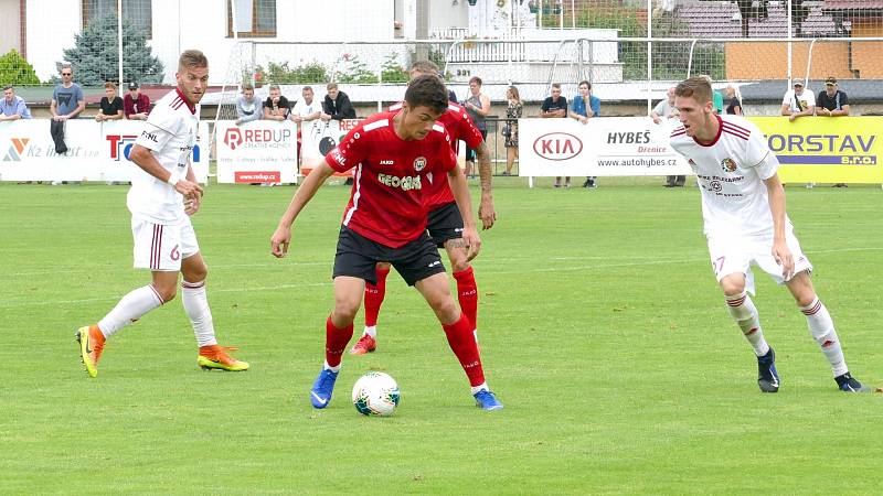 Vyrovnal. Petr Rybička (v červeném) druhou brankou v letošním sezoně zařídil Chrudim bod z horké třinecké půdy.