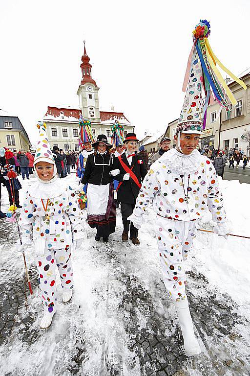 Masopustní průvod prošel centrem města. Snímek z Poděbradova náměstí.