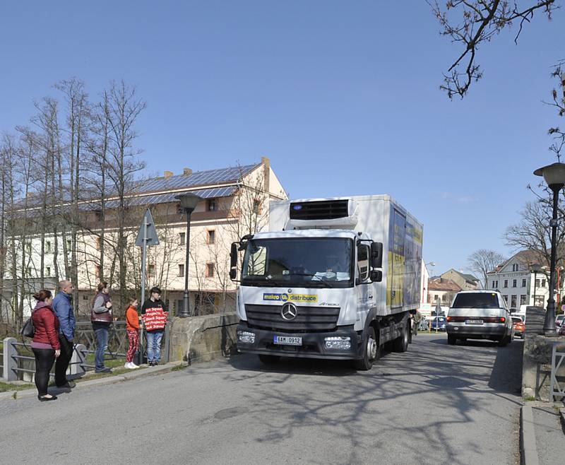 Demolice starého mostu a dopravní situace v Hlinsku.