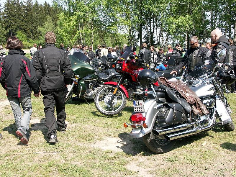 Motorkáři ve Studnicích si dali sraz, aby varzili na svou první jarní vyjížďku. 