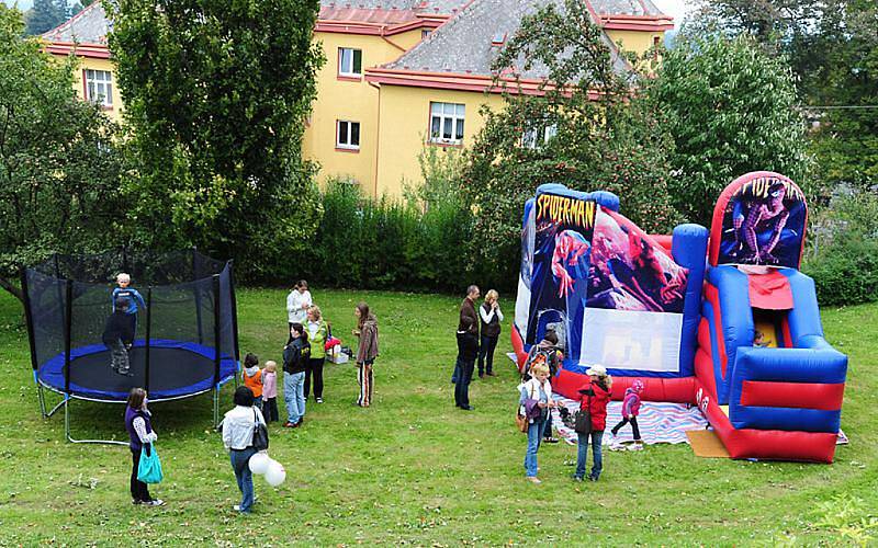 HLAVNĚ PRO PŘÍTOMNÉ PÁNY bylo při nasavrckých městských slavnostech velkým zážitkem odpolední vystoupení pardubické skupiny břišních tanečnic. Déšť ale nezkazil ani famozní rytířské souboje. 