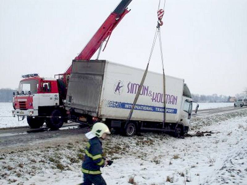 Kamion mezi Hrochovým Týncem a Vejvanovice (Chrudimsko) vyprošťovali hasiči z příkopu jeřábem.