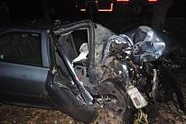 Na silnici z Předhradí do Lažan havaroval osobní automobil Peugeot 406, který skončil v příkopu a ve stromě.