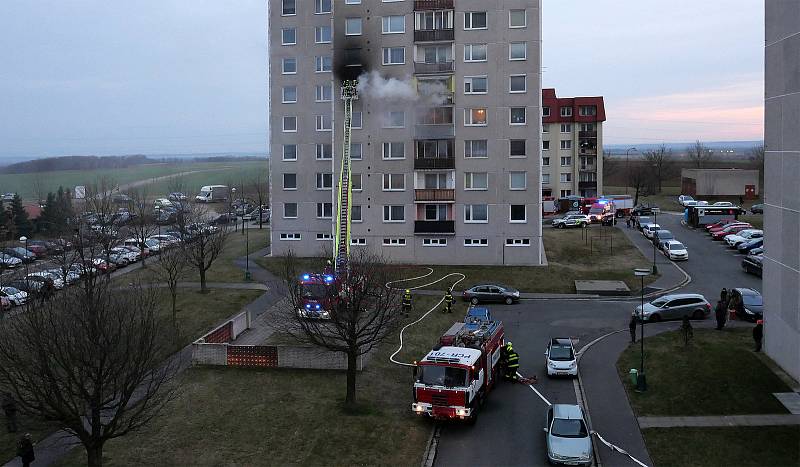 Plameny šlehaly z okna kuchyně, ozvaly se i výbuchy. Na místě zasahuje několik hasičských jednotek.