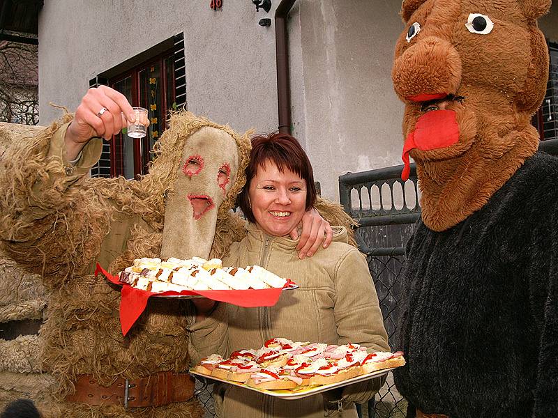 Masopustní průvod vyrazil na obchůzku i do ulic ve Žlebských Chvalovicích.