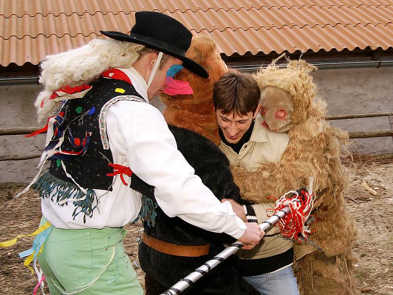 Masopustní průvod vyrazil na obchůzku i do ulic ve Žlebských Chvalovicích.