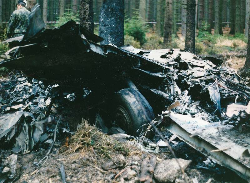 Pětadvacet let na podzim uplyne od zřícení vojenské stíhačky do lesů u Herálce. Dodnes mají lidé tragédii v paměti.